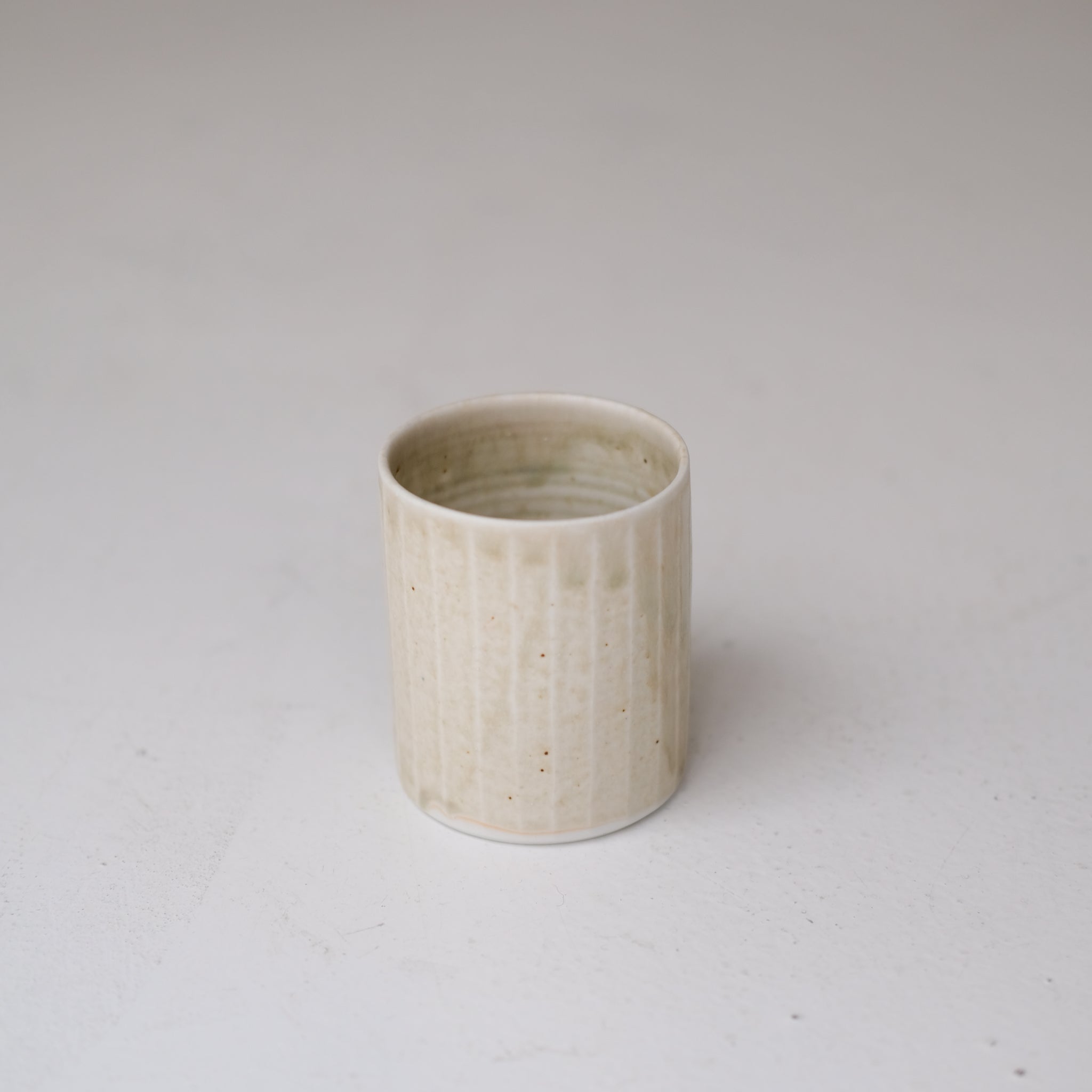 Tasse en porcelaine 230 ml cuisson feu - vert d'Ambre Hervo chez Brutal Ceramics