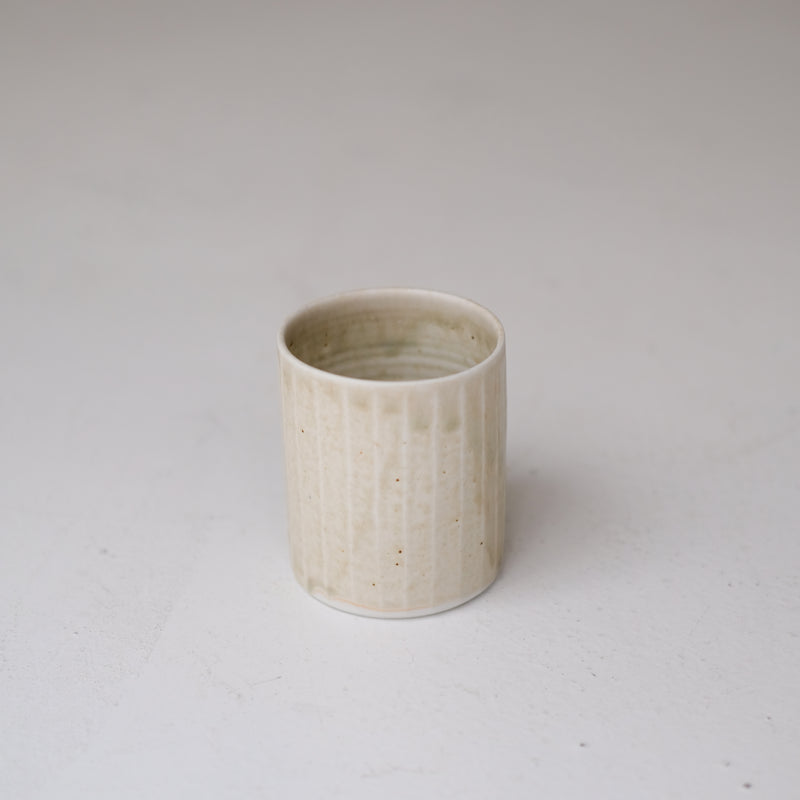 Tasse en porcelaine 230 ml cuisson feu - vert d'Ambre Hervo chez Brutal Ceramics