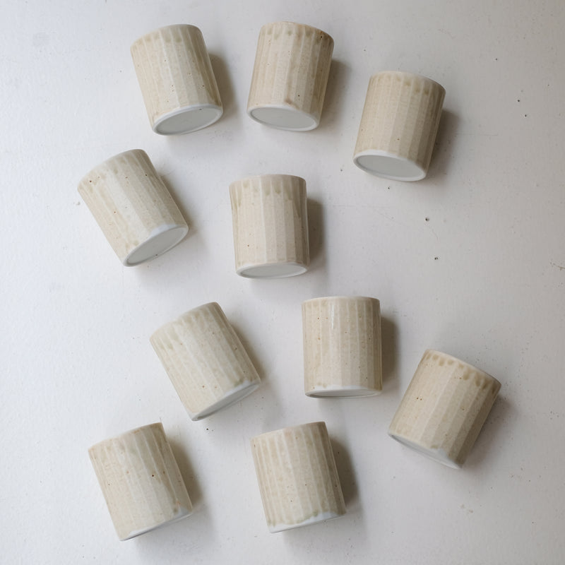 Tasse en porcelaine 230 ml cuisson feu - vert d'Ambre Hervo chez Brutal Ceramics