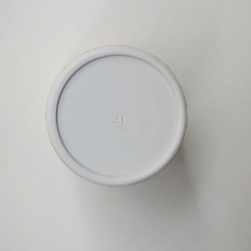 Tasse en porcelaine 230 ml cuisson feu - vert d'Ambre Hervo chez Brutal Ceramics