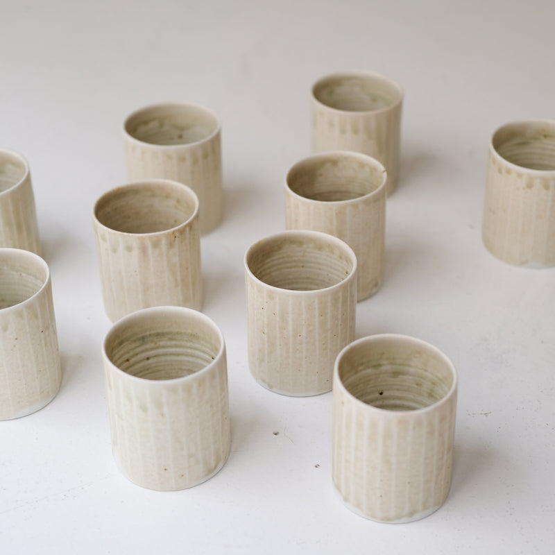 Tasse en porcelaine 230 ml cuisson feu - vert d'Ambre Hervo chez Brutal Ceramics