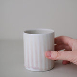 Tasse en porcelaine 230 ml cuisson feu - lila 01 de Ambre Hervo chez Brutal Ceramics