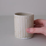 Tasse en porcelaine 230 ml cuisson feu - vert d'Ambre Hervo chez Brutal Ceramics