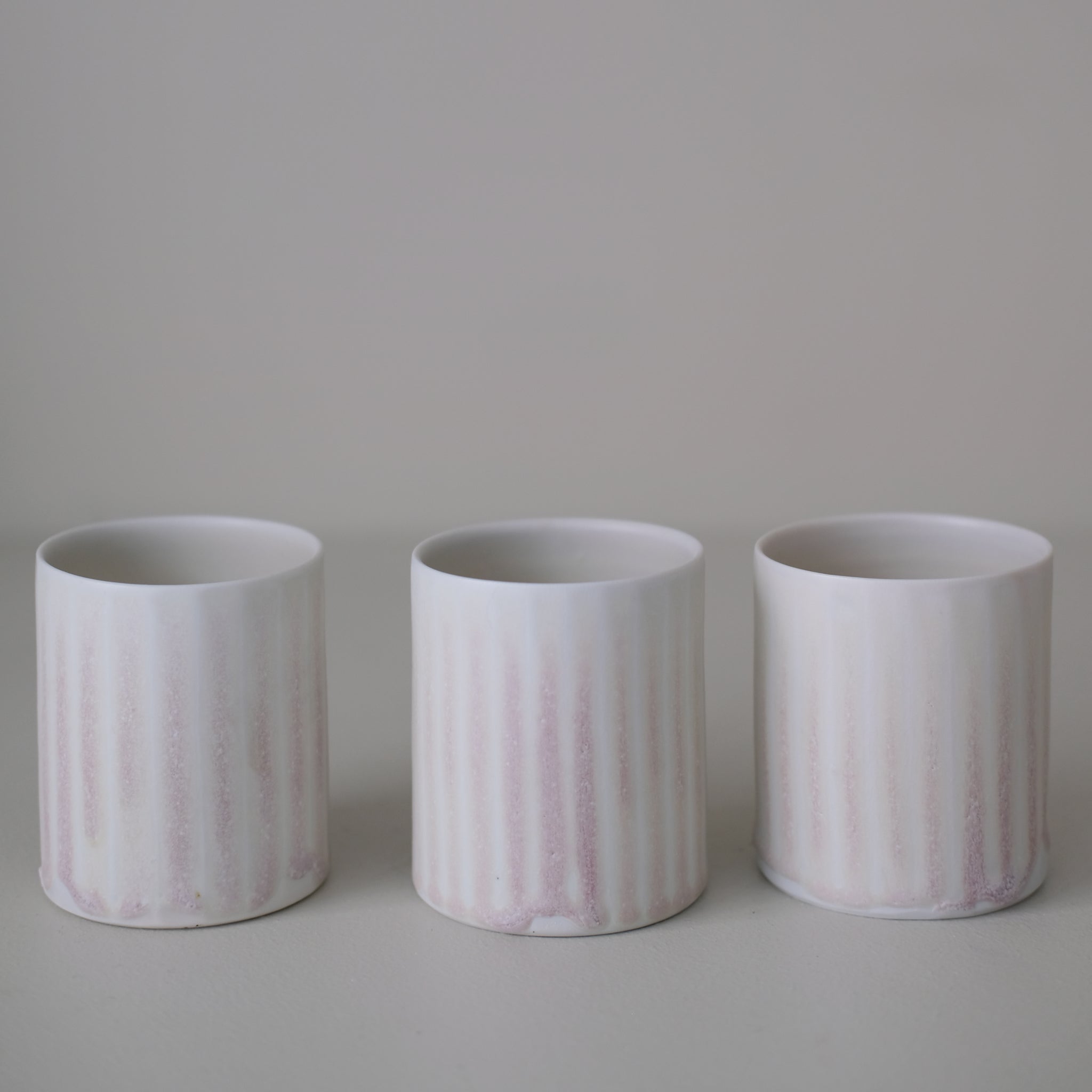 Tasse en porcelaine 230 ml cuisson feu - lila 01 de Ambre Hervo chez Brutal Ceramics