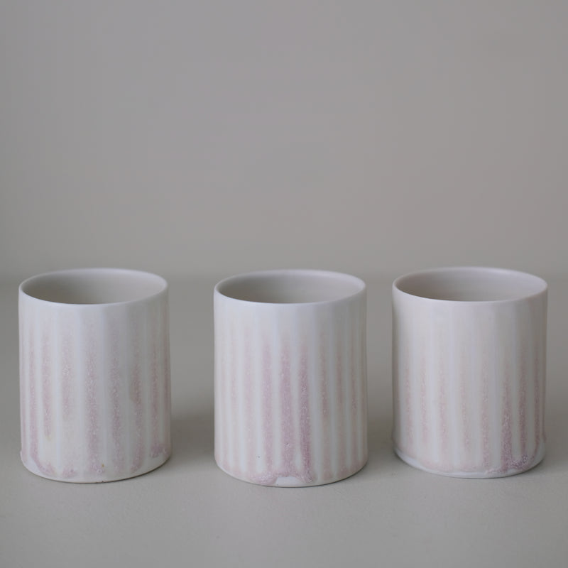 Tasse en porcelaine 230 ml cuisson feu - lila 01 de Ambre Hervo chez Brutal Ceramics