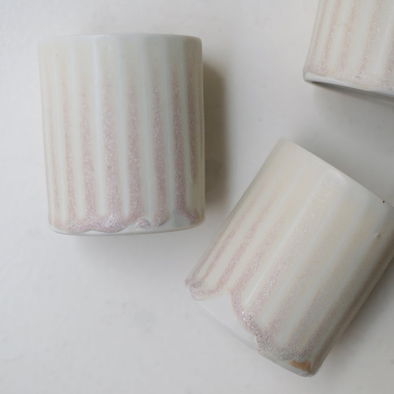 Tasse en porcelaine 230 ml cuisson feu - lila 01 de Ambre Hervo chez Brutal Ceramics