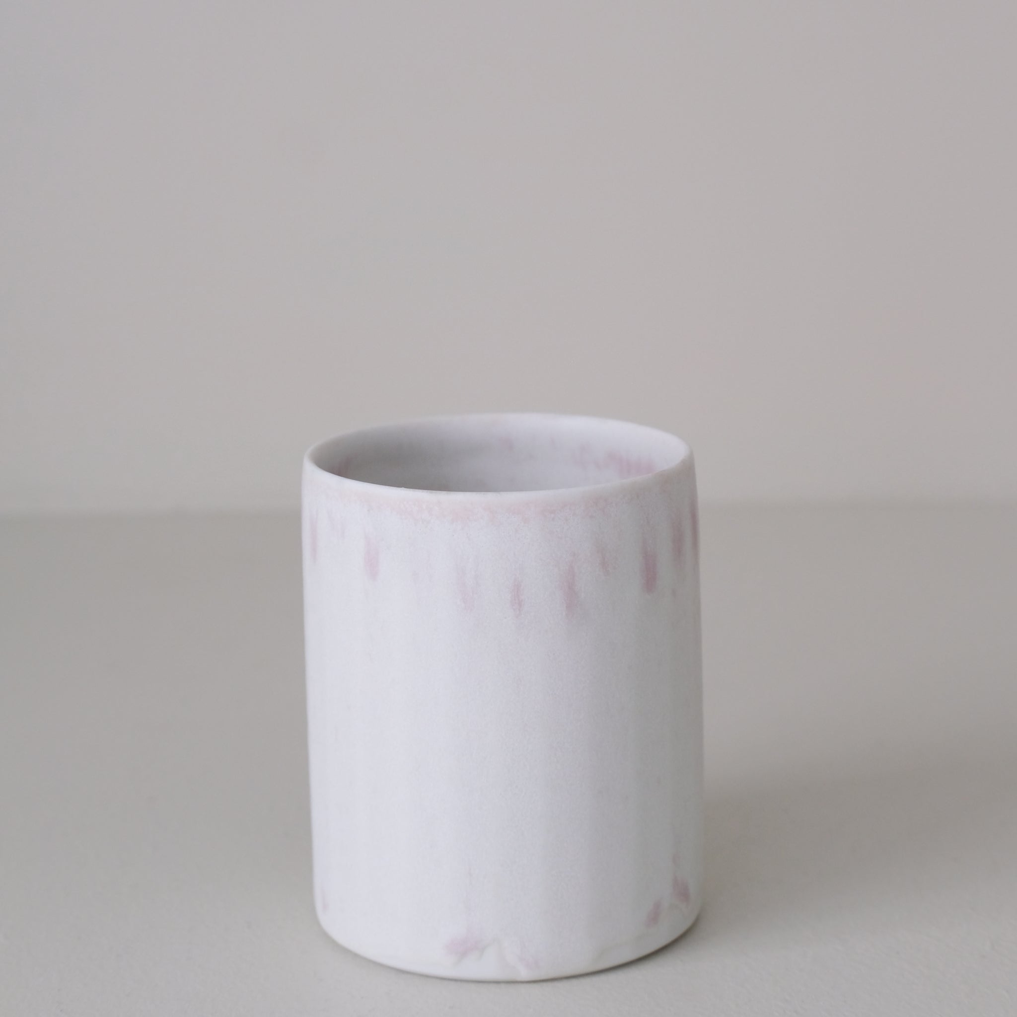 Tasse en porcelaine 230 ml cuisson feu - lila 02 de Ambre Hervo chez Brutal Ceramics