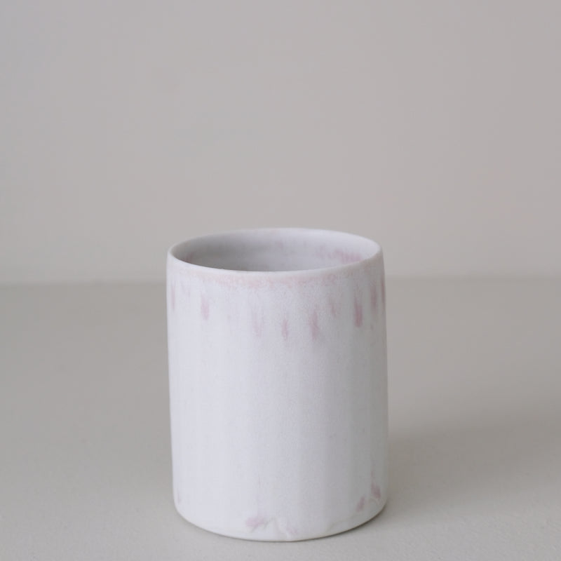 Tasse en porcelaine 230 ml cuisson feu - lila 02 de Ambre Hervo chez Brutal Ceramics