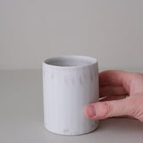 Tasse en porcelaine 230 ml cuisson feu - lila 02 de Ambre Hervo chez Brutal Ceramics