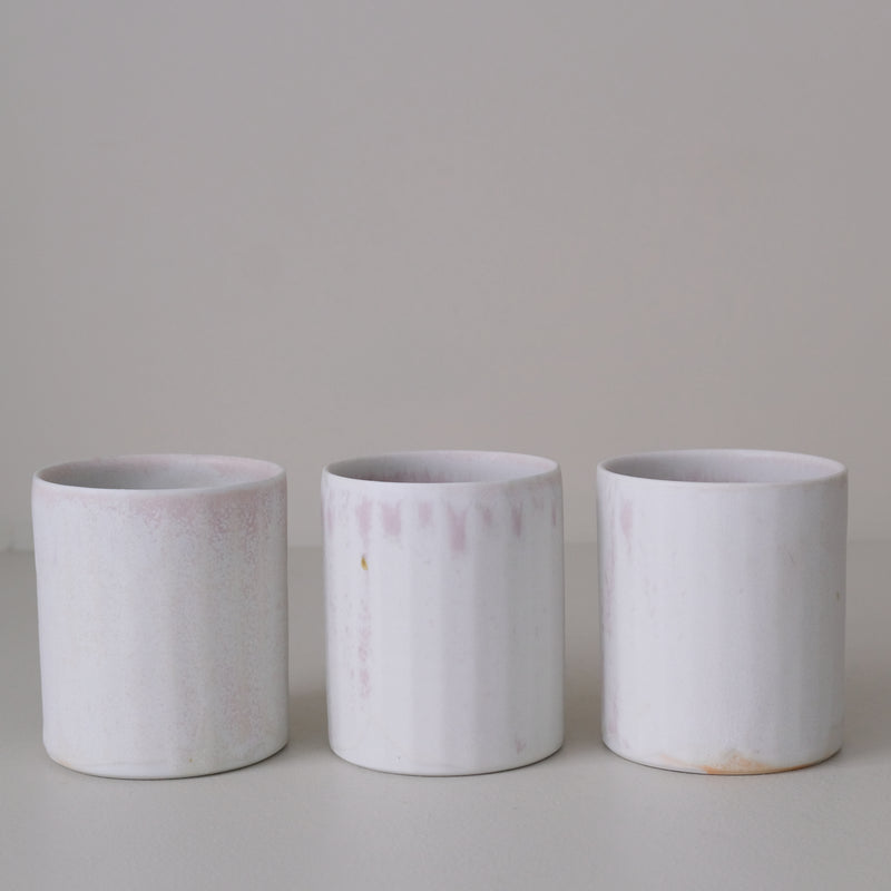 Tasse en porcelaine 230 ml cuisson feu - lila 02 de Ambre Hervo chez Brutal Ceramics