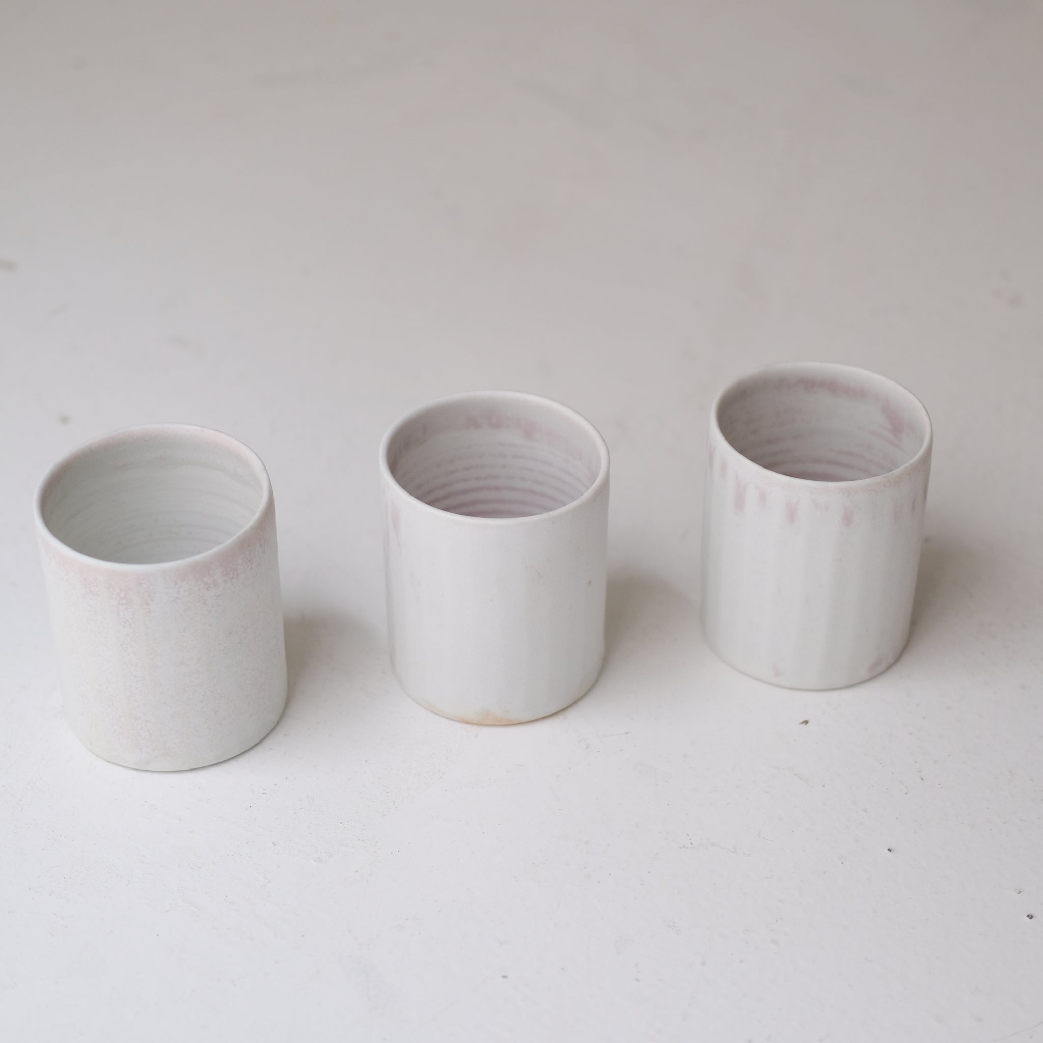 Tasse en porcelaine 230 ml cuisson feu - lila 02 de Ambre Hervo chez Brutal Ceramics