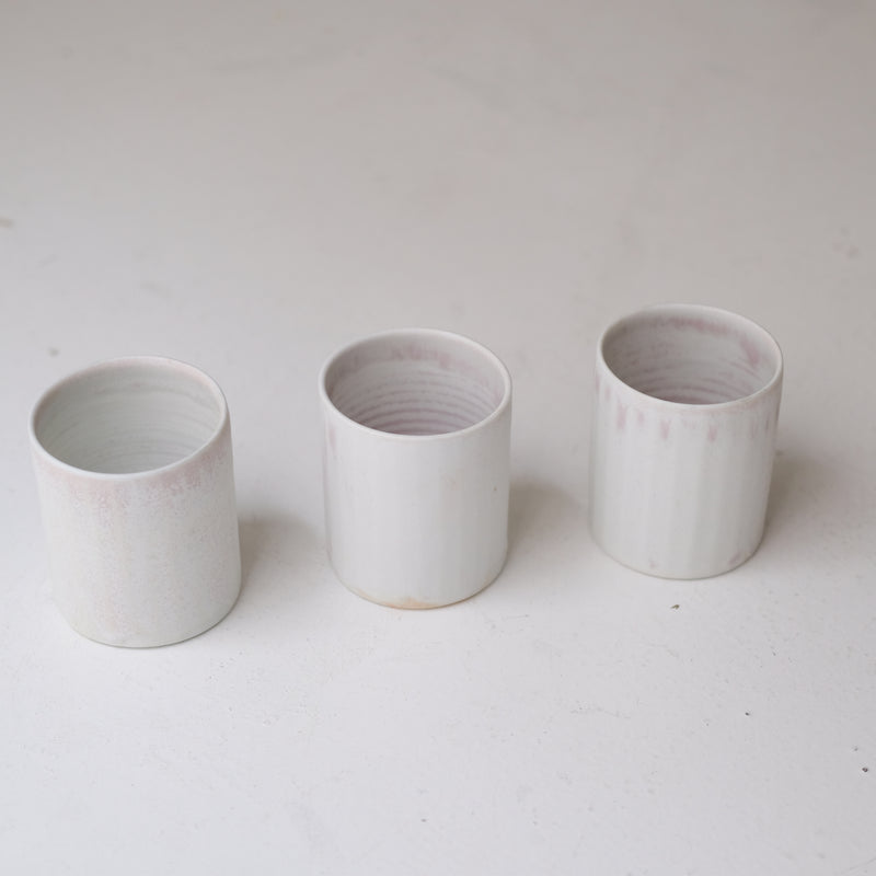 Tasse en porcelaine 230 ml cuisson feu - lila 02 de Ambre Hervo chez Brutal Ceramics