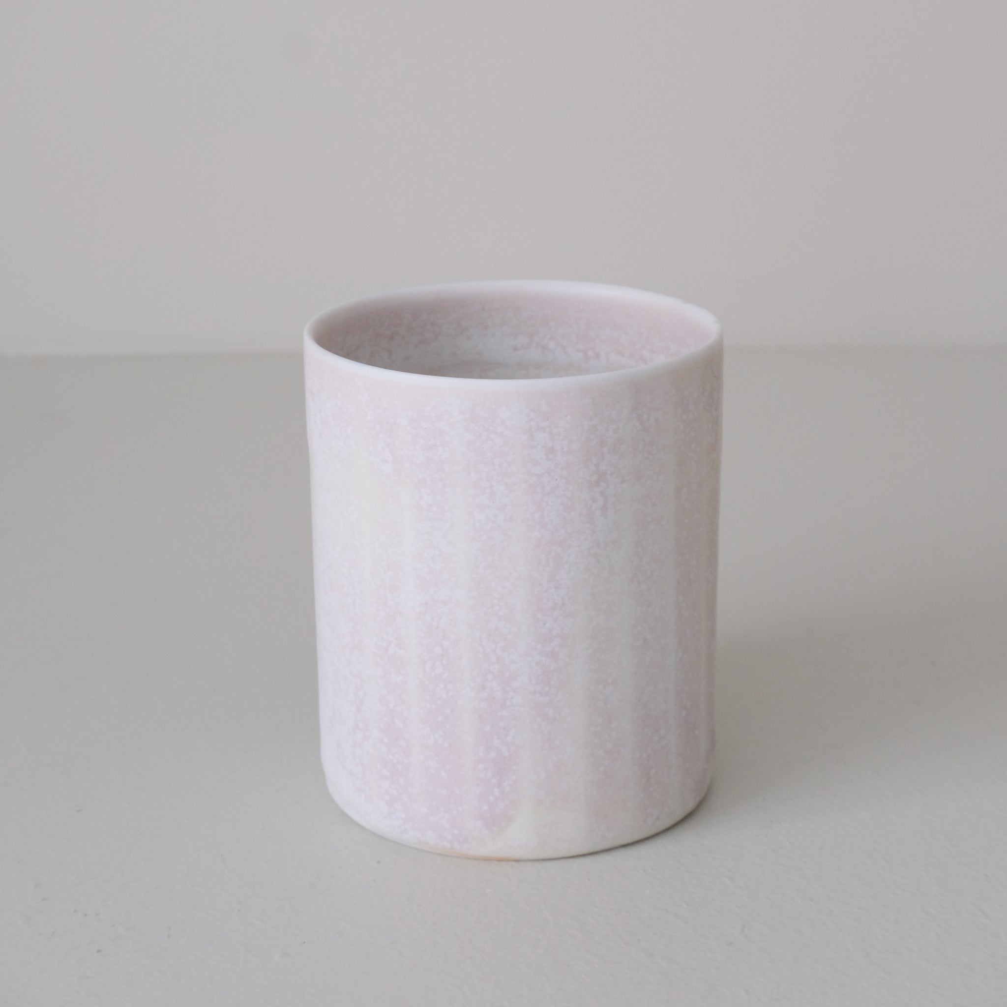 Tasse en porcelaine 230 ml cuisson feu - lila 03 de Ambre Hervo chez Brutal Ceramics