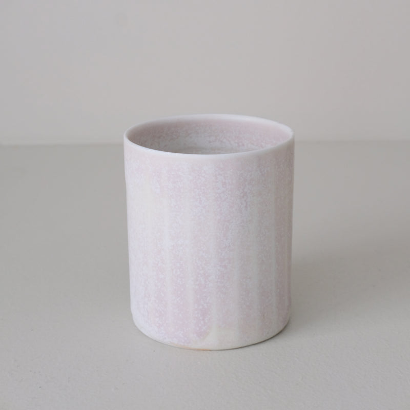 Tasse en porcelaine 230 ml cuisson feu - lila 03 de Ambre Hervo chez Brutal Ceramics