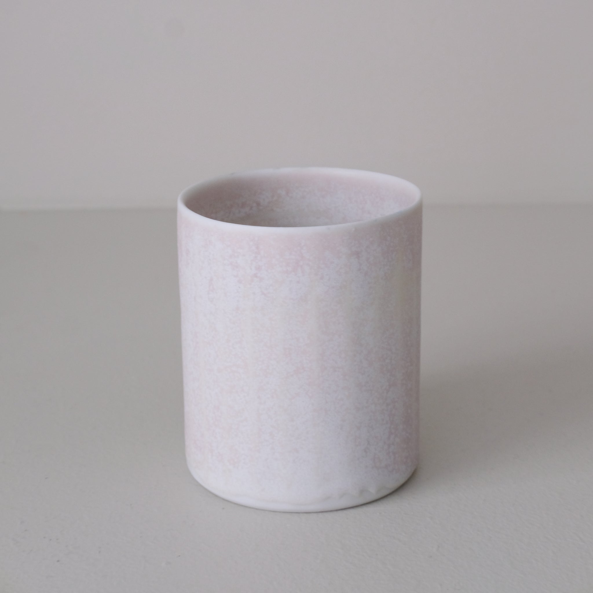 Tasse en porcelaine 230 ml cuisson feu - lila 03 de Ambre Hervo chez Brutal Ceramics