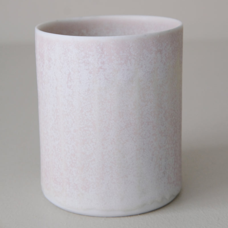 Tasse en porcelaine 230 ml cuisson feu - lila 03 de Ambre Hervo chez Brutal Ceramics