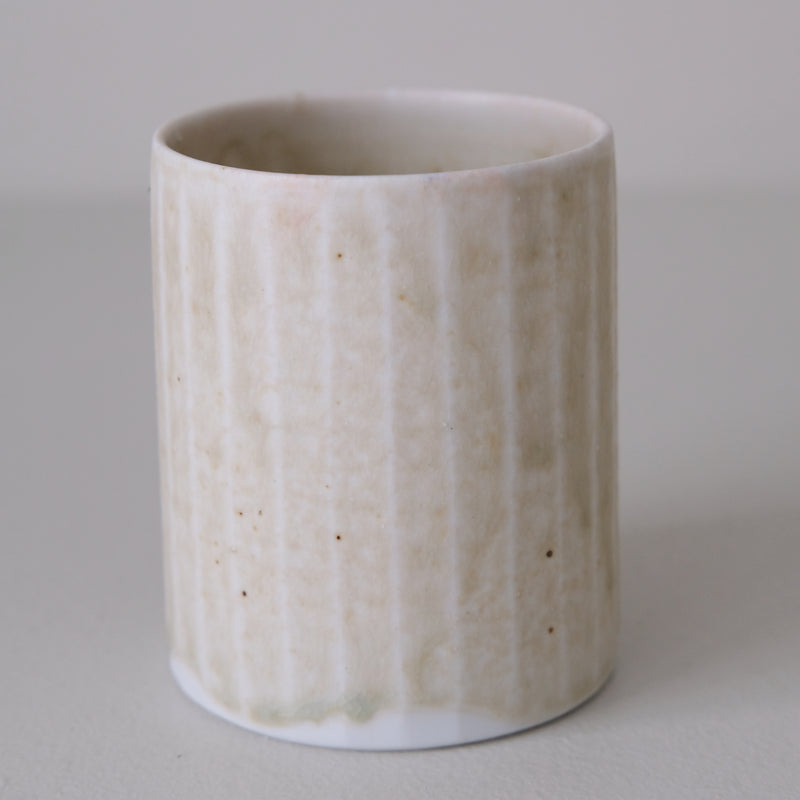 Tasse en porcelaine 230 ml cuisson feu - vert d'Ambre Hervo chez Brutal Ceramics