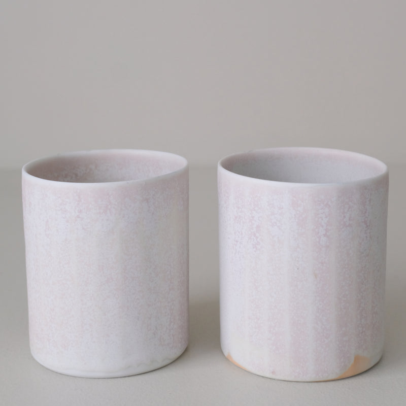 Tasse en porcelaine 230 ml cuisson feu - lila 03 de Ambre Hervo chez Brutal Ceramics