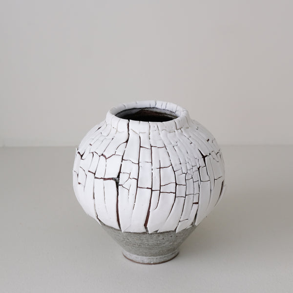 Vase S en terre du fuilet H 15cm - blanc et gris de Ambre Hervo chez Brutal