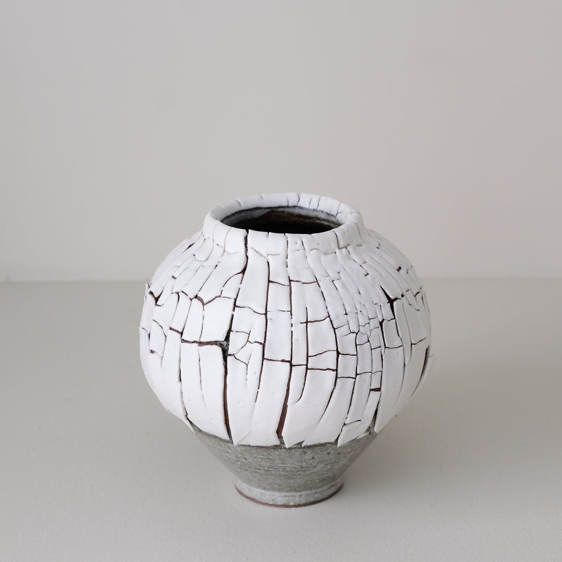Vase S en terre du fuilet H 15cm - blanc et gris de Ambre Hervo chez Brutal