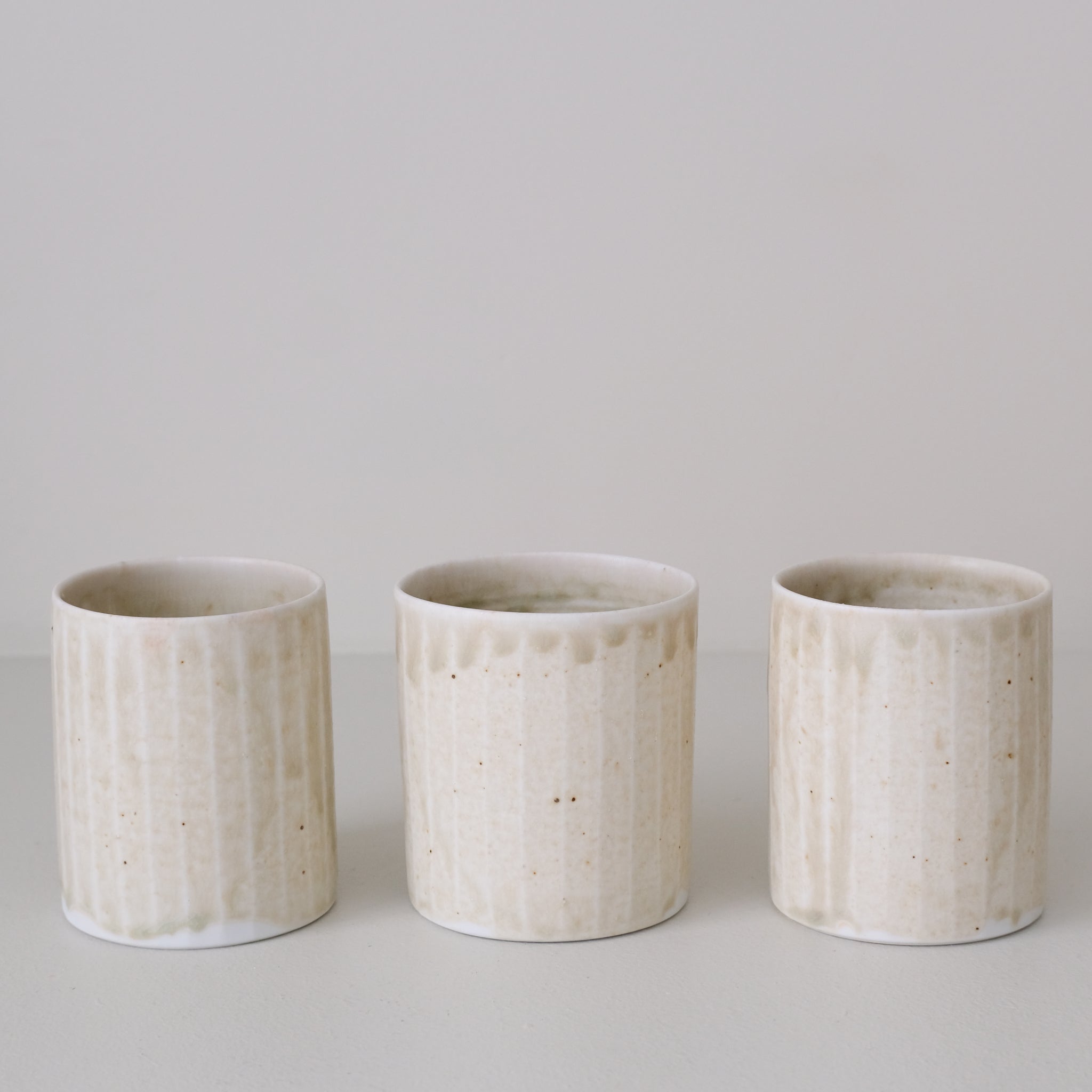 Tasse en porcelaine 230 ml cuisson feu - vert d'Ambre Hervo chez Brutal Ceramics