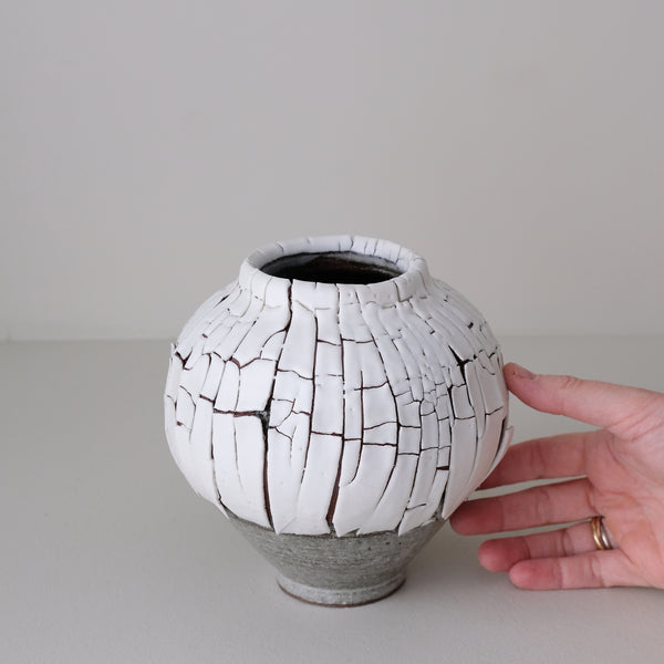 Vase S en terre du fuilet H 15cm - blanc et gris de Ambre Hervo chez Brutal