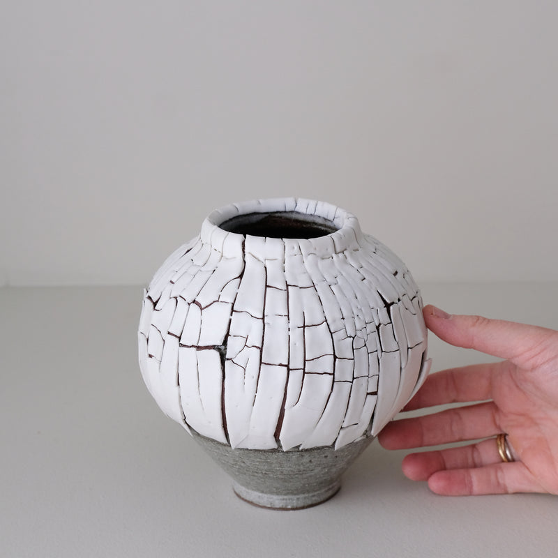 Vase S en terre du fuilet H 15cm - blanc et gris de Ambre Hervo chez Brutal