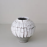 Vase S en terre du fuilet H 15cm - blanc et gris de Ambre Hervo chez Brutal