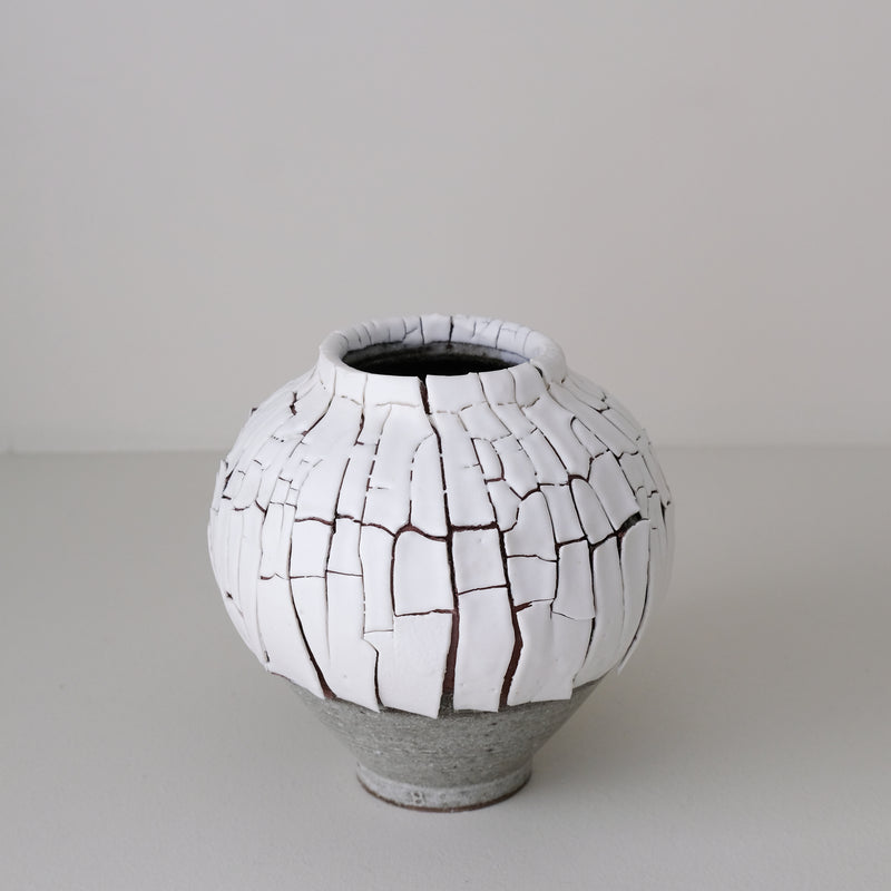 Vase S en terre du fuilet H 15cm - blanc et gris de Ambre Hervo chez Brutal