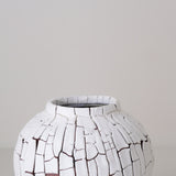 Vase S en terre du fuilet H 15cm - blanc et gris de Ambre Hervo chez Brutal