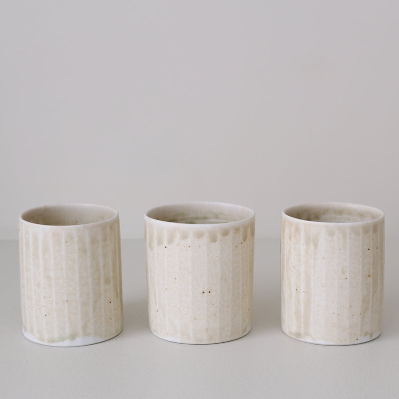 Tasse en porcelaine 230 ml cuisson feu - vert d'Ambre Hervo chez Brutal Ceramics