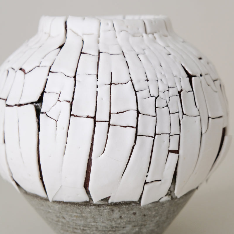 Vase S en terre du fuilet H 15cm - blanc et gris de Ambre Hervo chez Brutal
