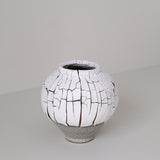 Vase S en terre du fuilet H 15cm - blanc et gris de Ambre Hervo chez Brutal