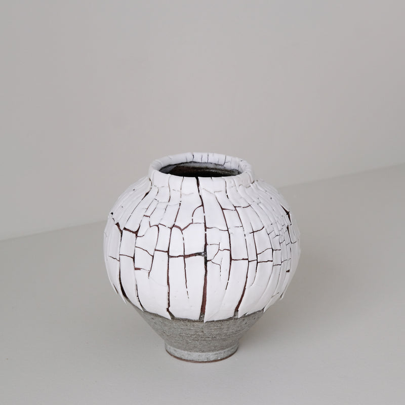 Vase S en terre du fuilet H 15cm - blanc et gris de Ambre Hervo chez Brutal