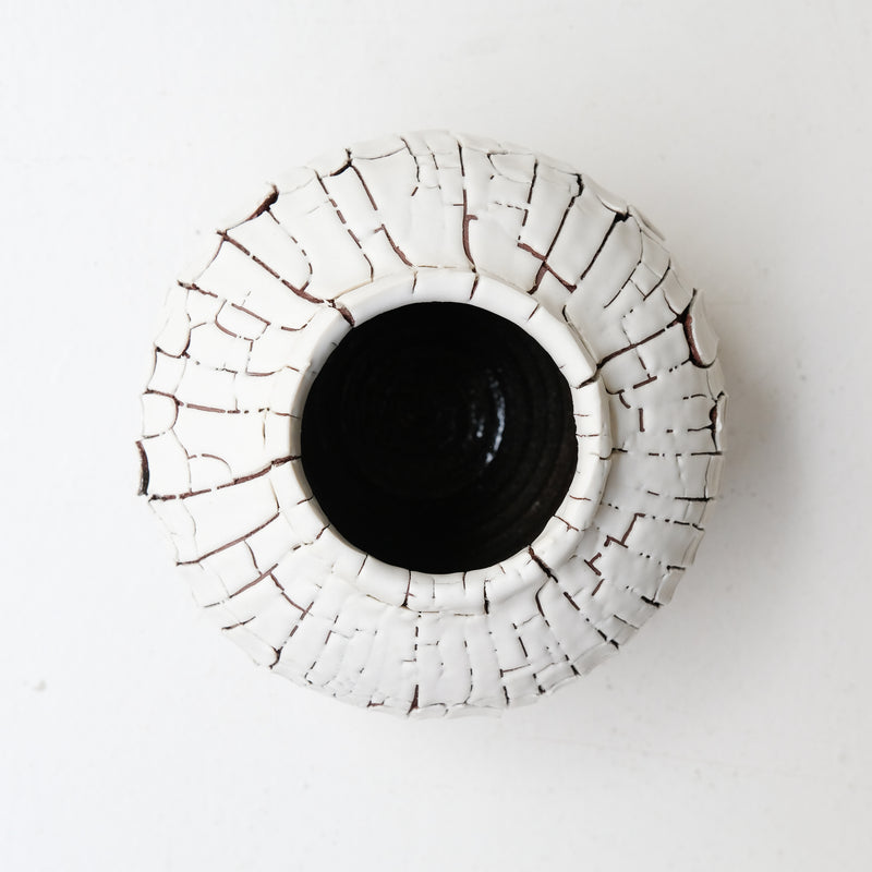 Vase S en terre du fuilet H 15cm - blanc et gris de Ambre Hervo chez Brutal