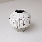 Vase S en terre du fuilet H 15cm - blanc et gris de Ambre Hervo chez Brutal