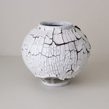 Vase M en terre du fuilet H 21cm - blanc et gris de Ambre Hervo chez Brutal Ceramics