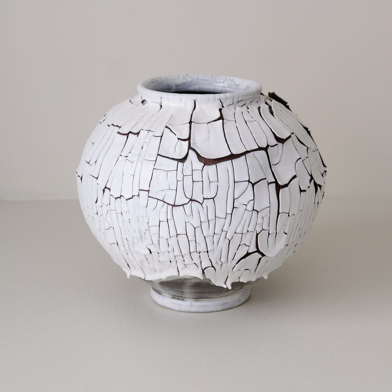 Vase M en terre du fuilet H 21cm - blanc et gris de Ambre Hervo chez Brutal Ceramics