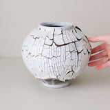 Vase M en terre du fuilet H 21cm - blanc et gris de Ambre Hervo chez Brutal Ceramics