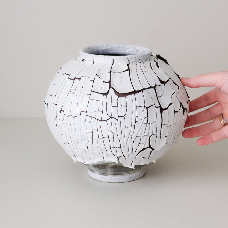 Vase M en terre du fuilet H 21cm - blanc et gris de Ambre Hervo chez Brutal Ceramics