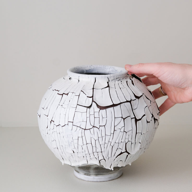 Vase M en terre du fuilet H 21cm - blanc et gris de Ambre Hervo chez Brutal Ceramics