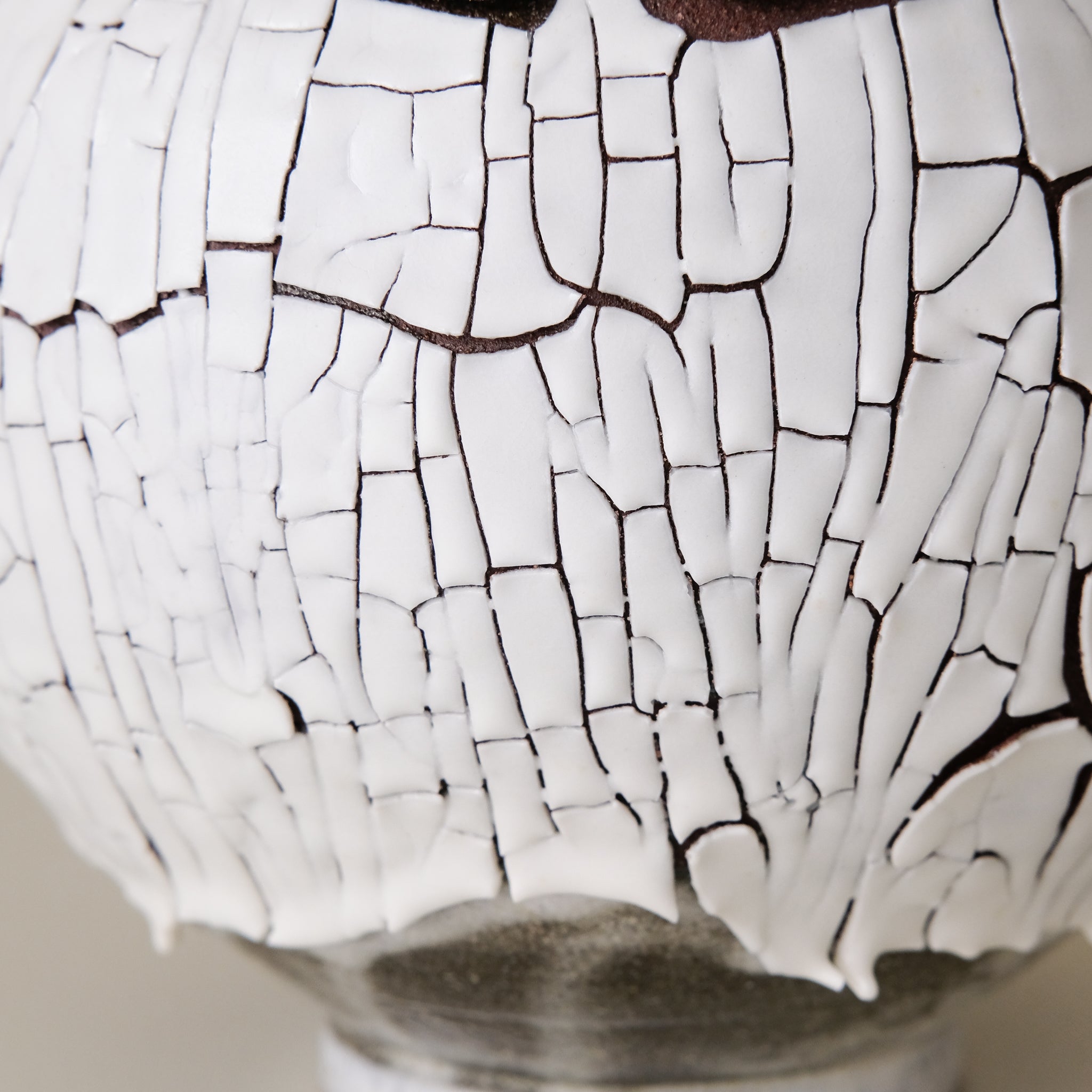 Vase M en terre du fuilet H 21cm - blanc et gris de Ambre Hervo chez Brutal Ceramics