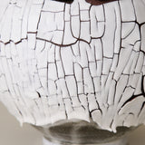 Vase M en terre du fuilet H 21cm - blanc et gris de Ambre Hervo chez Brutal Ceramics