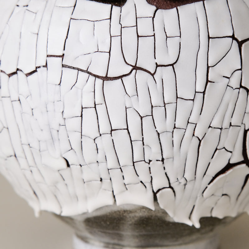 Vase M en terre du fuilet H 21cm - blanc et gris de Ambre Hervo chez Brutal Ceramics