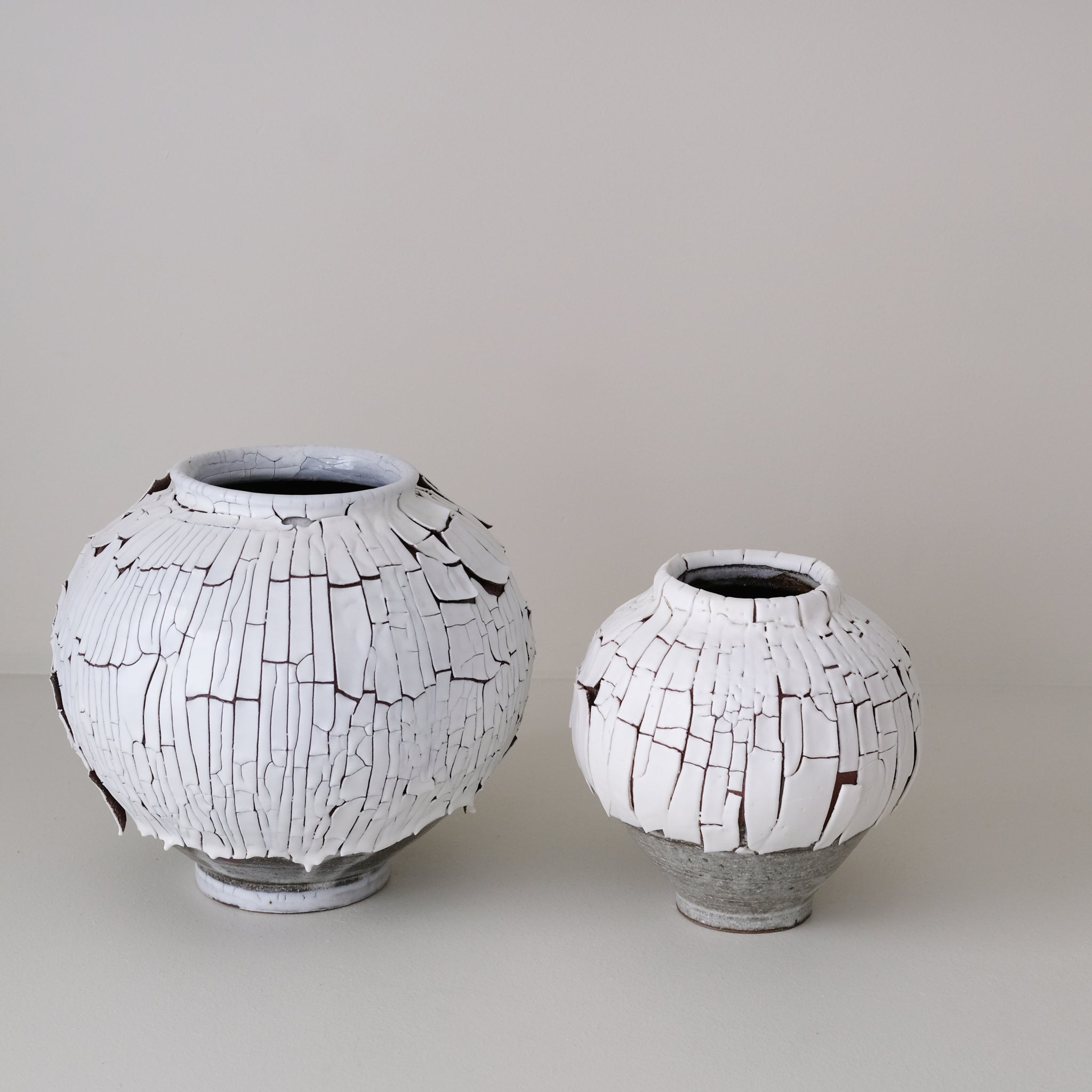Vase M en terre du fuilet H 21cm - blanc et gris de Ambre Hervo chez Brutal Ceramics