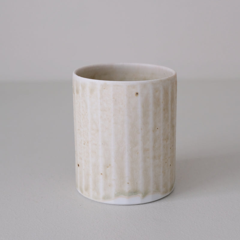 Tasse en porcelaine 230 ml cuisson feu - vert d'Ambre Hervo chez Brutal Ceramics