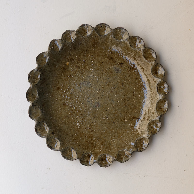 Plat en terre recoltée D 32cm - vert de  Potry chez Brutal Ceramics