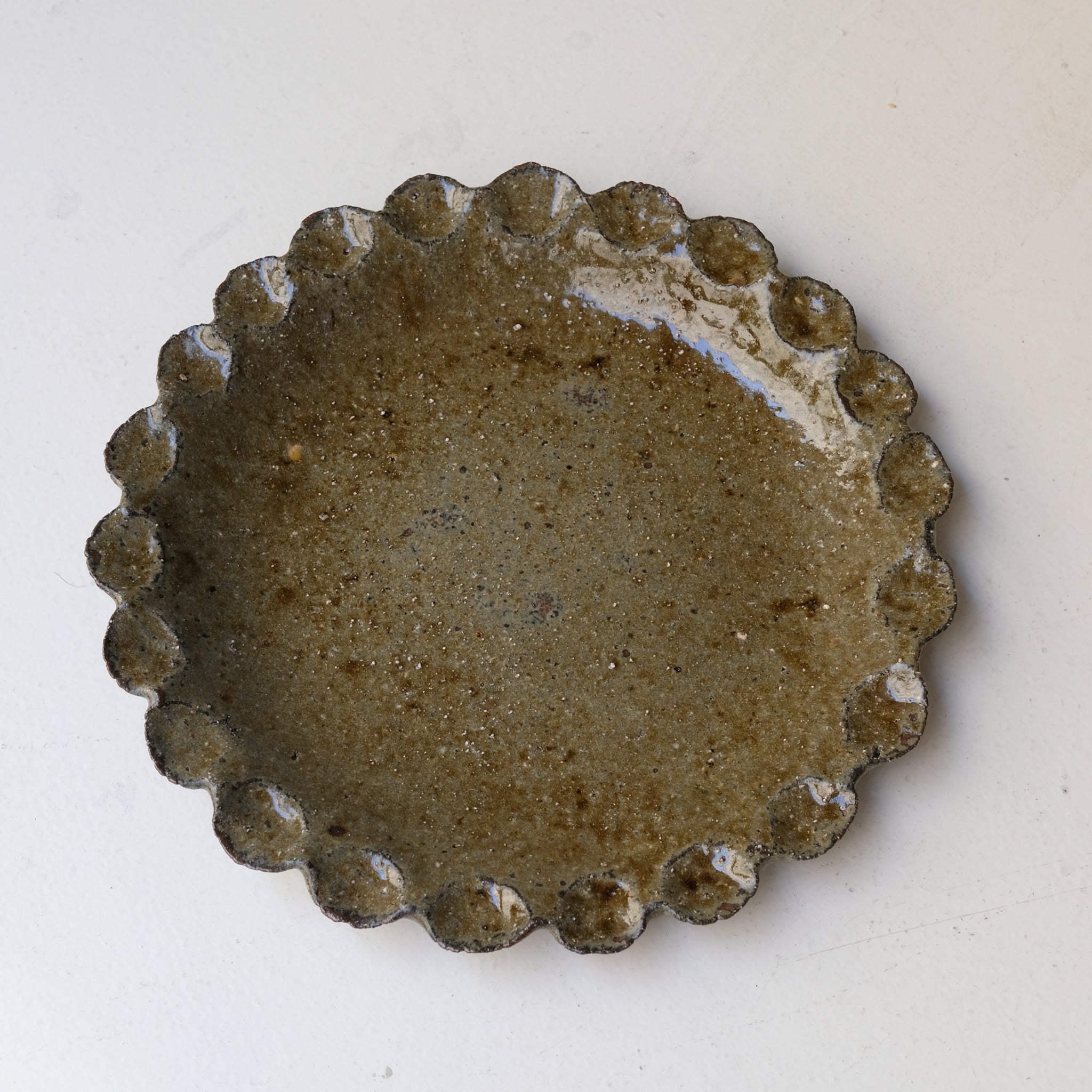 Plat en terre recoltée D 32cm - vert de  Potry chez Brutal Ceramics