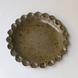 Plat en terre recoltée D 32cm - vert de  Potry chez Brutal Ceramics