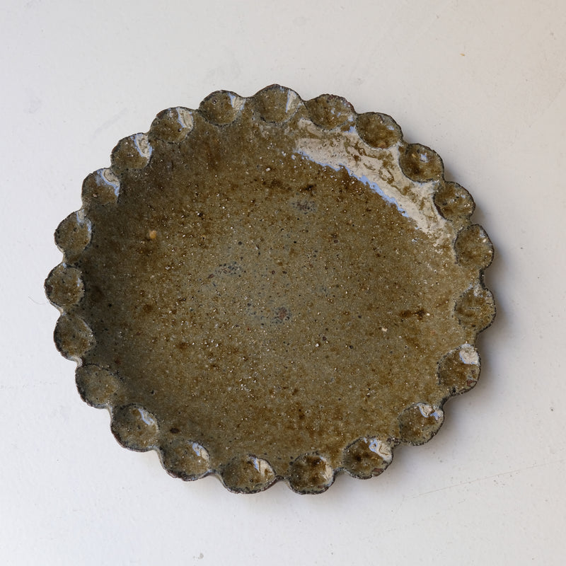 Plat en terre recoltée D 32cm - vert de  Potry chez Brutal Ceramics